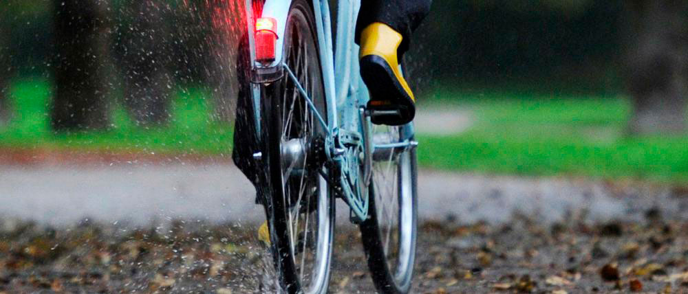 Sobrevivir al chapoteo: montar en bicicleta eléctrica bajo la lluvia