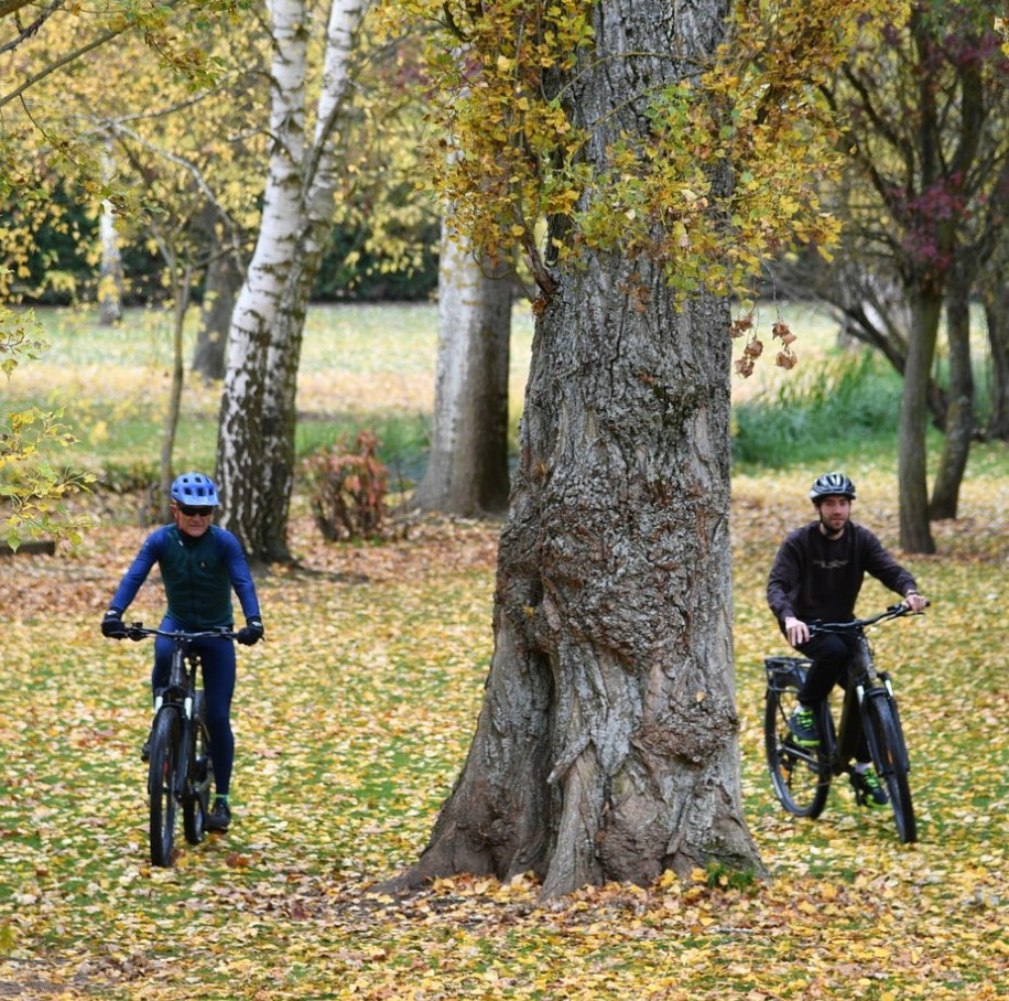 en bicicleta eléctrica en la casa de campo Madrid